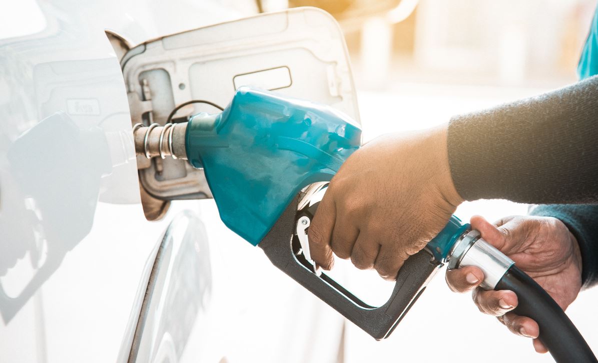 Benzín v USA je nejlevnější od roku 2021. Dočkají se zlevnění i evropští řidiči?