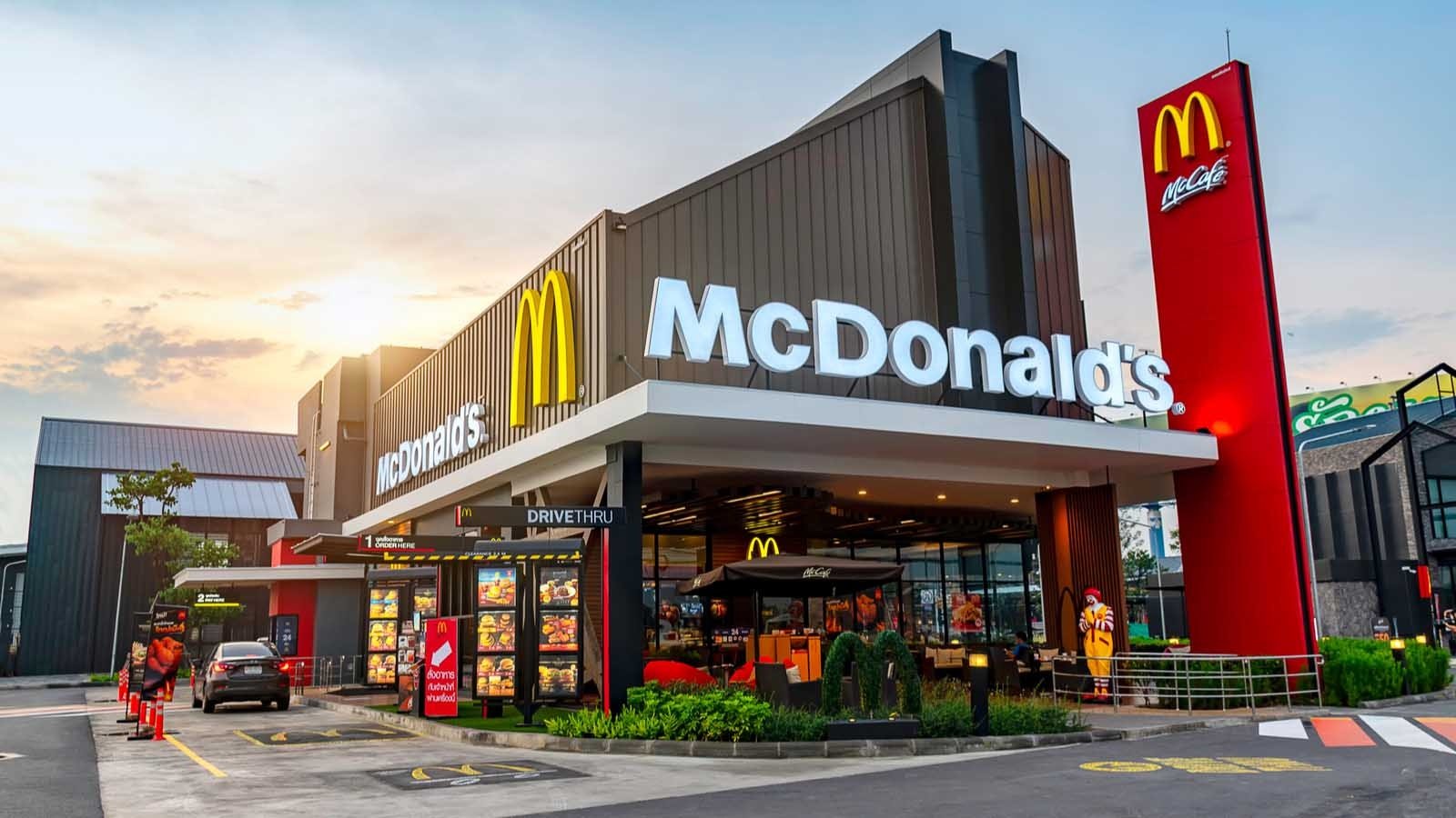 McDonald’s překonal očekávání v amerických tržbách: Zisk však investory zklamal